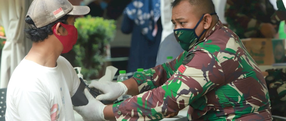 Ketua Partai Gelora Indonesia, Anis Matta bersama warga saat menggelar vaksinasi Covid-19 di lingkungan tempat tinggalnya.