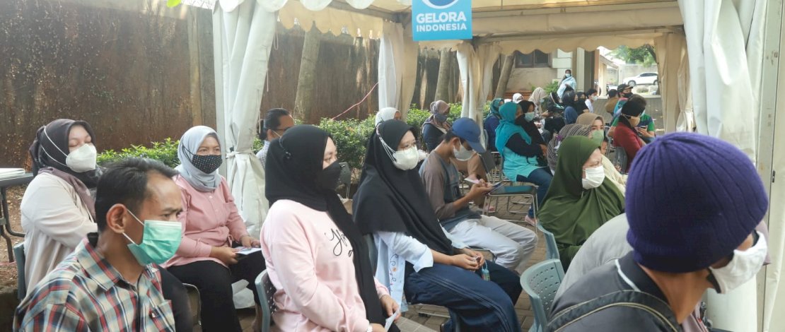 Ketua Partai Gelora Indonesia, Anis Matta bersama warga saat menggelar vaksinasi Covid-19 di lingkungan tempat tinggalnya.