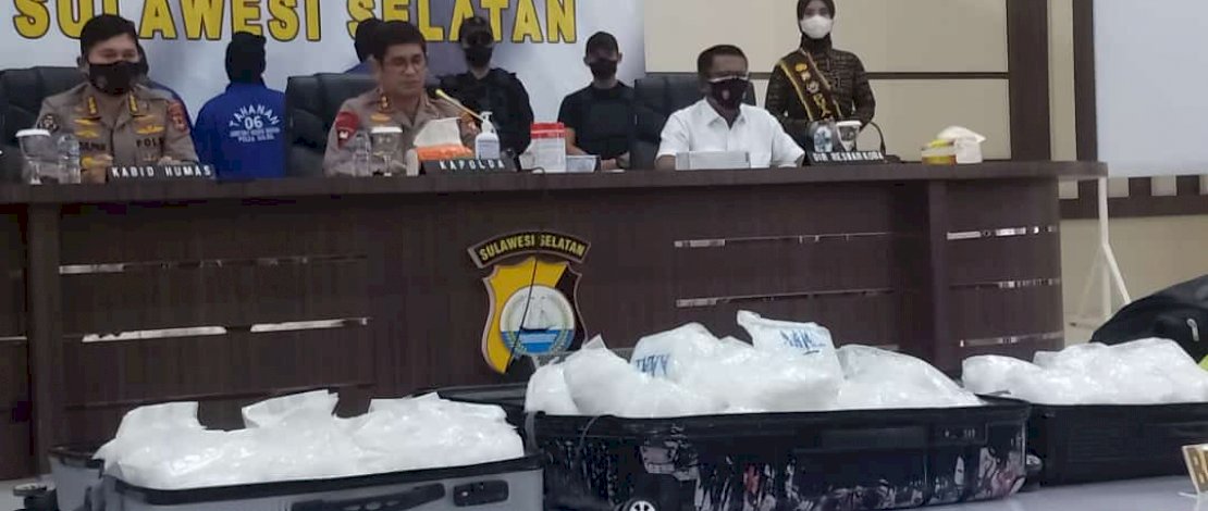 Kapolda Sulsel, Irjen Pol Merdisyam saat menggelar konferensi pers pengungkapan 75 kg sabu-sabu dan puluhan ribu butir ekstasi, Selasa, 31 Agustus 2021.