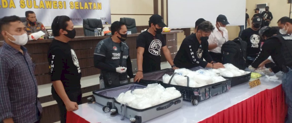 Kapolda Sulsel, Irjen Pol Merdisyam saat menggelar konferensi pers pengungkapan 75 kg sabu-sabu dan puluhan ribu butir ekstasi, Selasa, 31 Agustus 2021.