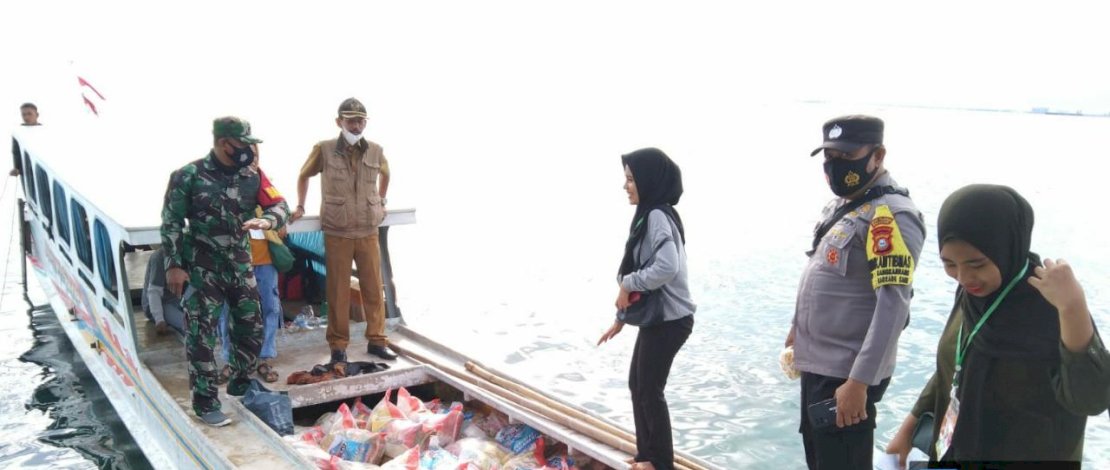 Pendistribusian paket bansos ke wilayah kepulauan di Makassar