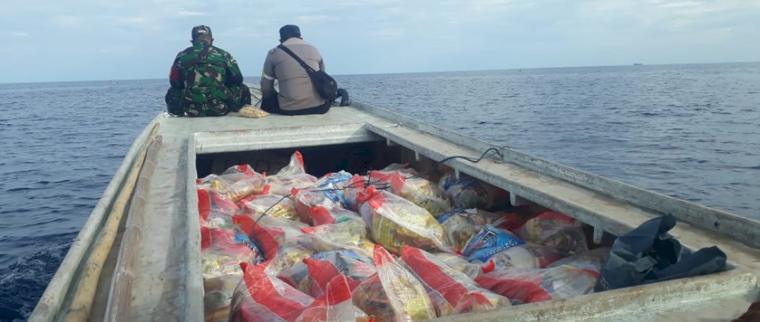 Pendistribusian paket bansos ke wilayah kepulauan di Makassar