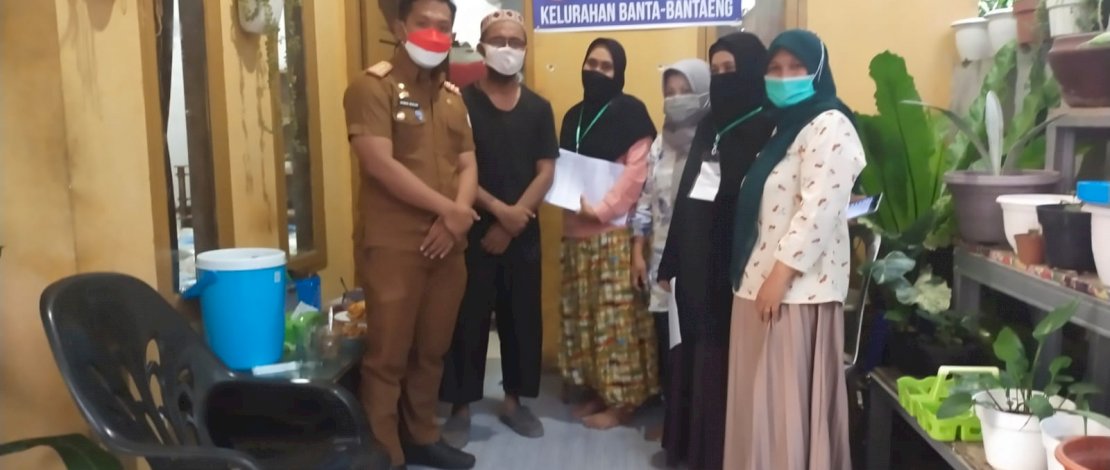 Paket bansos untuk warga terdampak pandemi Covid-19 saat tiba di Kelurahan Banta-bantaeng.
