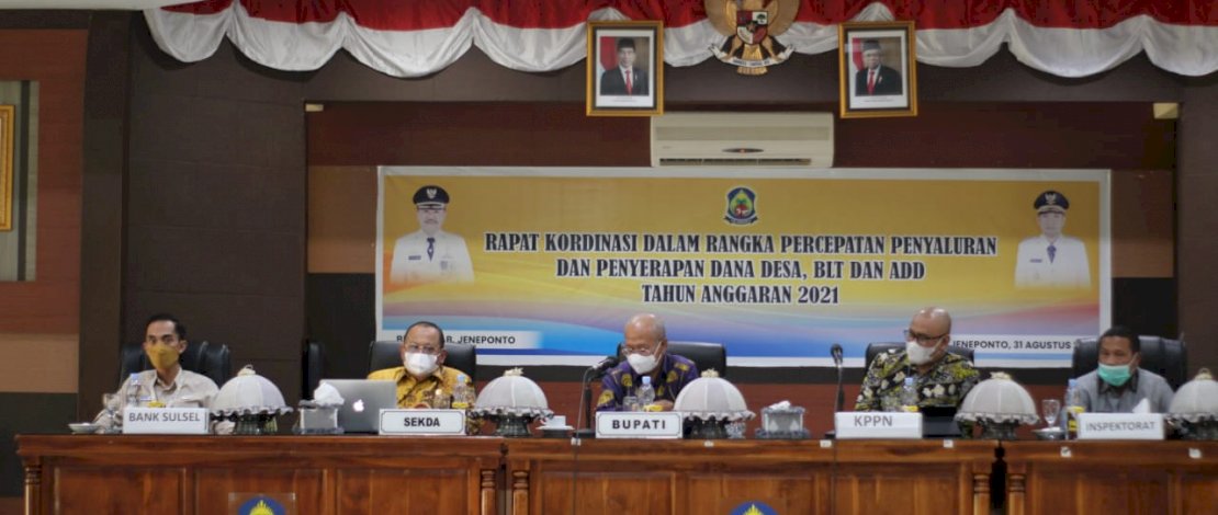 Bupati Jeneponto, Iksan Iskandar saat membuka rapat koordinasi percepatan penyaluran dan penyerapan Dana Desa (DD) serta alokasi dana desa (ADD) tahun anggaran 2021 di Ruang Pola Panrannuangta, Selasa, (31/8/2021).