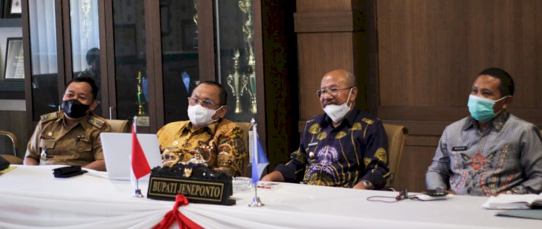 Bupati Jeneponto Iksan Iskandar mengikuti acara yang bertajuk sinergi Penguatan Tata Kelola Pemerintah Daerah melalui Monitoring Centre for Prevention (MCP), Selasa, (31/8/2021).