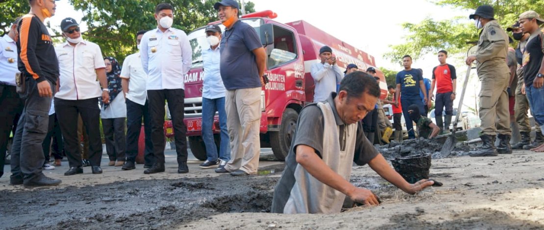Bupati Bulukumba Andi Muchtar Ali Yusuf mengajak Bupati Gowa Adnan Purichta Ichsan YL, meninjau titik yang menjadi lokasi kerja tim pengendali banjir, di Bulukumba, Rabu, 1 September 2021.