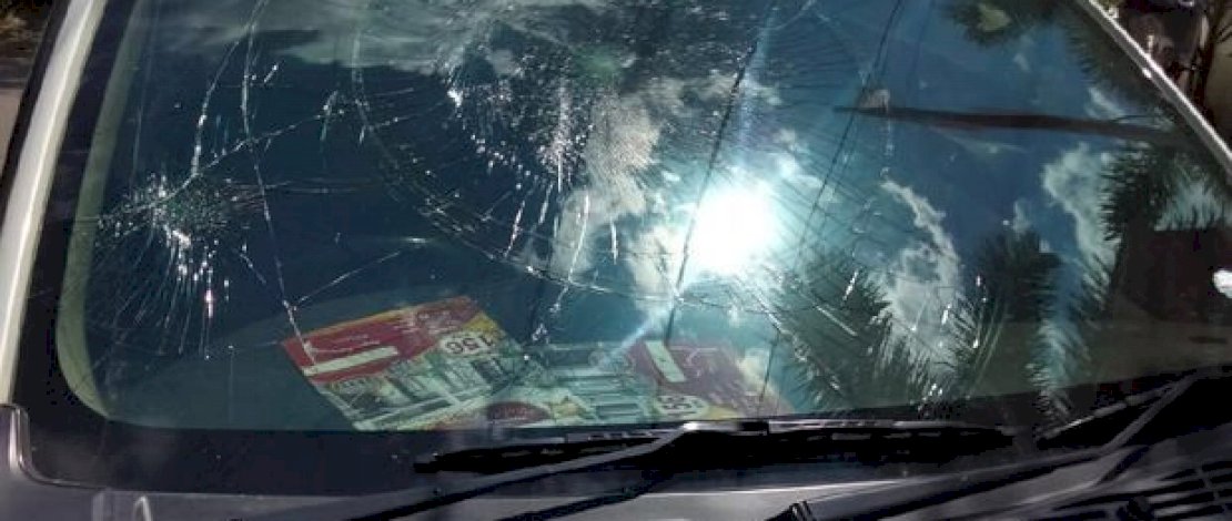 Kaca mobil korban pecah akibat dirusak pengantar jenazah yang brutal.