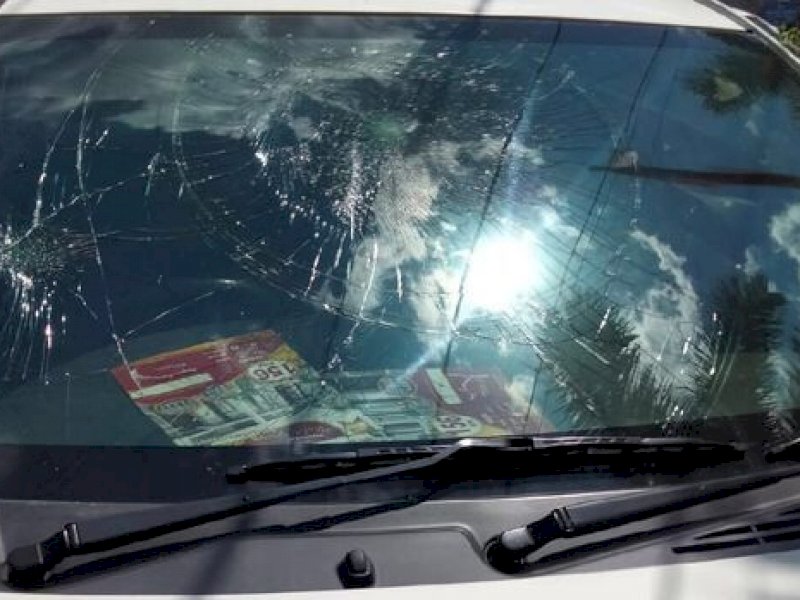 Pengantar Jenazah di Makassar Kembali Brutal di Jalan, Rusak Mobil Seorang Pengendara