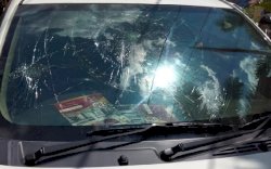 Pengantar Jenazah di Makassar Kembali Brutal di Jalan, Rusak Mobil Seorang Pengendara