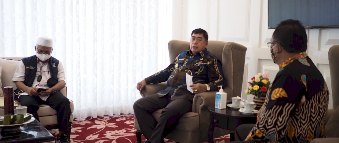 Sekprov Sulsel, Abdul Hayat Gani saat menerima kunjungan Kepala Stasiun RRI Makassar, Moh Lahar Rudiyarso.