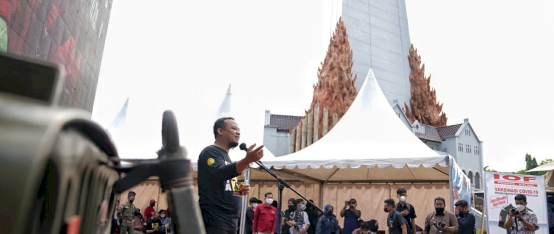 Kepolisian Daerah (Polda) Sulsel bekerjasama dengan komunitas otomotif Pengurus Daerah (Pengda) Indonesian Off-Road Federation (IOF) Sulsel, menggelar vaksinasi Covid-19, di Monumen Mandala, Makassar, Kamis, 2 September 2021.