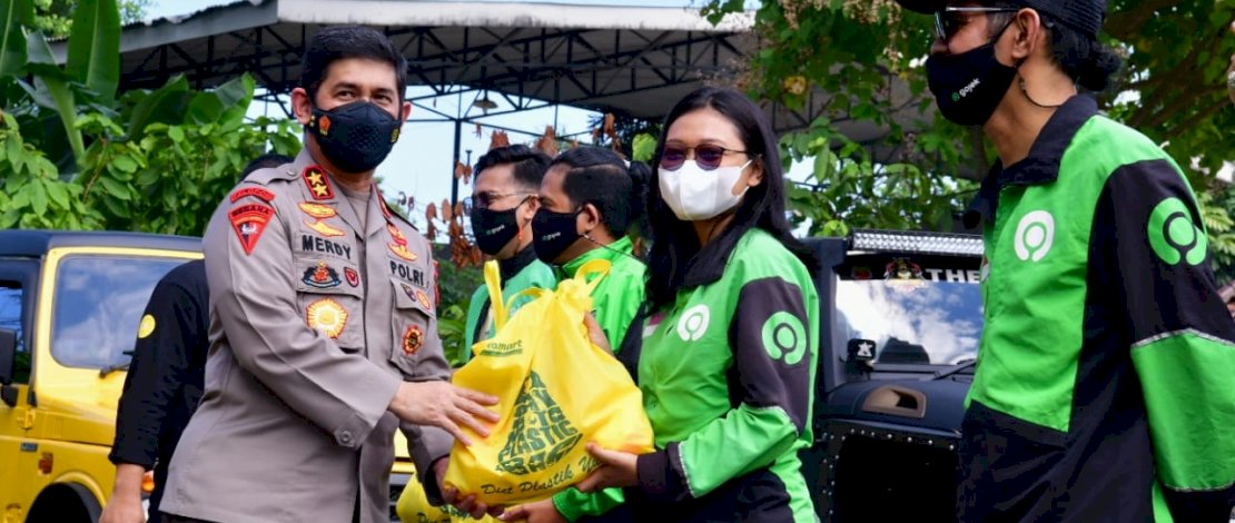 Kepolisian Daerah (Polda) Sulsel bekerjasama dengan komunitas otomotif Pengurus Daerah (Pengda) Indonesian Off-Road Federation (IOF) Sulsel, menggelar vaksinasi Covid-19, di Monumen Mandala, Makassar, Kamis, 2 September 2021.