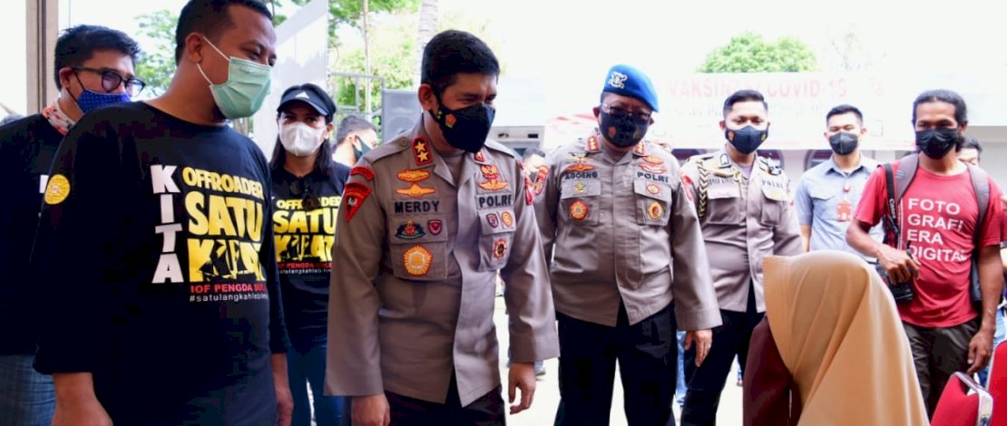 Kepolisian Daerah (Polda) Sulsel bekerjasama dengan komunitas otomotif Pengurus Daerah (Pengda) Indonesian Off-Road Federation (IOF) Sulsel, menggelar vaksinasi Covid-19, di Monumen Mandala, Makassar, Kamis, 2 September 2021.