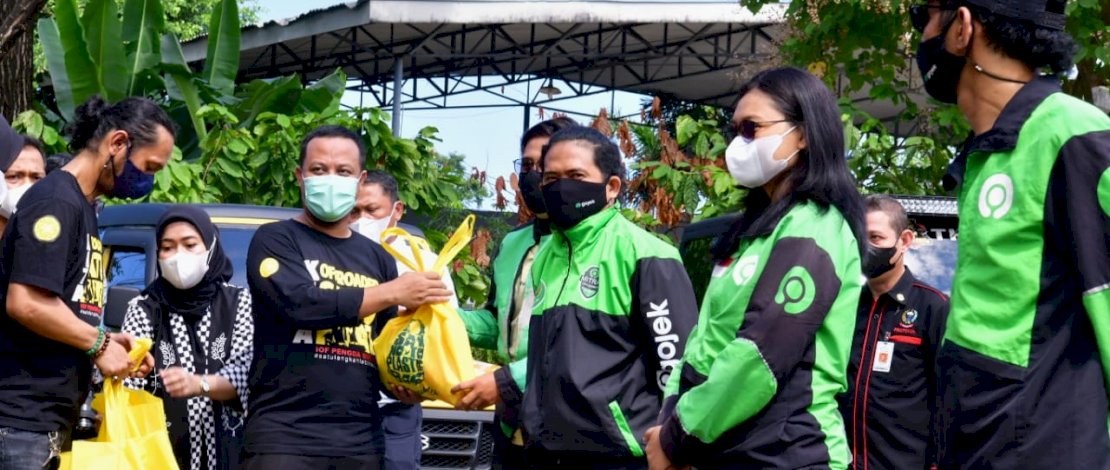 Kepolisian Daerah (Polda) Sulsel bekerjasama dengan komunitas otomotif Pengurus Daerah (Pengda) Indonesian Off-Road Federation (IOF) Sulsel, menggelar vaksinasi Covid-19, di Monumen Mandala, Makassar, Kamis, 2 September 2021.