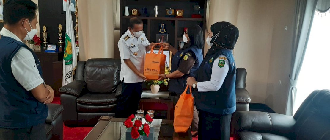 Ketua Satgas PEN Kab Luwu Erni Veronika Maramba saat jualan produk UMKM warga menemui Bupati Luwu Basmin Mattayang.