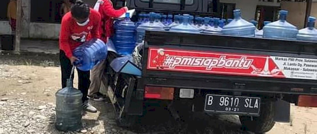 PMI Luwu Utara Distribusi Air Bersih ke Wilayah Terdampak Banjir