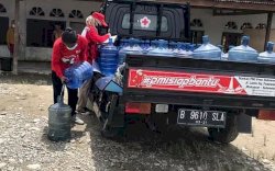 PMI Luwu Utara Distribusi Air Bersih ke Wilayah Terdampak Banjir