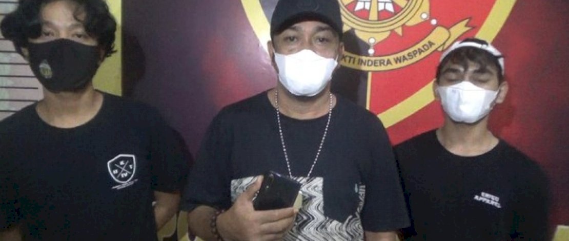 Pelaku (kiri) saat ditangkap polisi dari Polsek Manggala, Makassar.