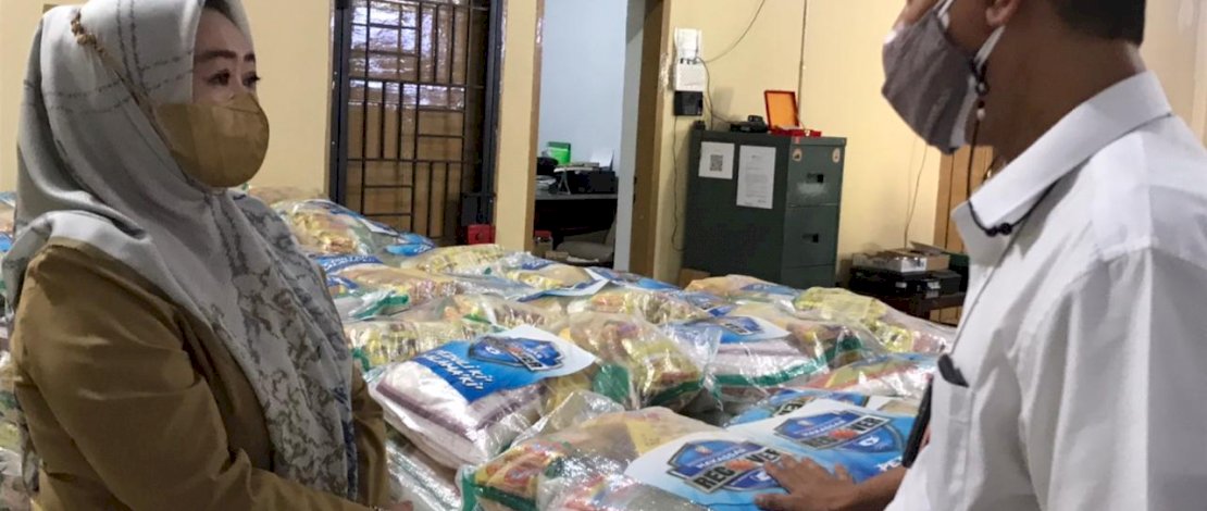 Sekitar 40 persen paket Bantuan Sosial (Bansos) untuk warga terdampak PPKM (Pemberlakuan Pembatasan Kegiatan Masyarakat) di Kota Makassar, telah disalurkan. Sekitar 40 persen paket Bantuan Sosial (Bansos) untuk warga terdampak PPKM (Pemberlakuan Pembatasan Kegiatan Masyarakat) di Kota Makassar, telah disalurkan.