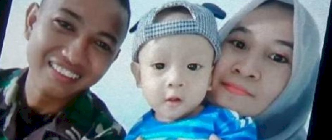 Almarhum Praka Dirhamsah bersama istri dan anaknya.