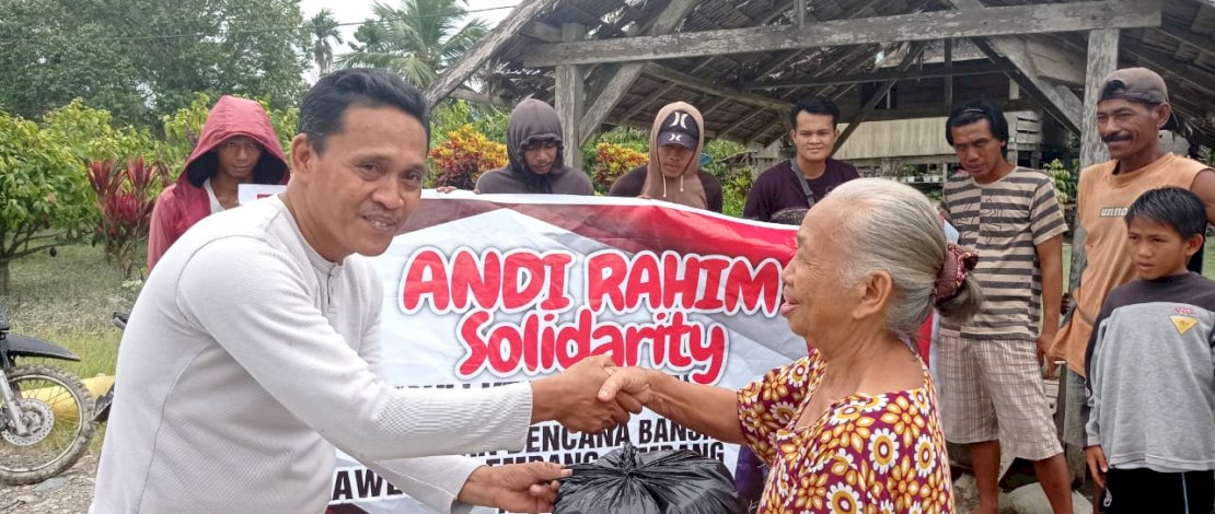 Anggota Tim Solidaritas Andi Rahim saat membagi-bagikan sembako di Baebunta Selatan.