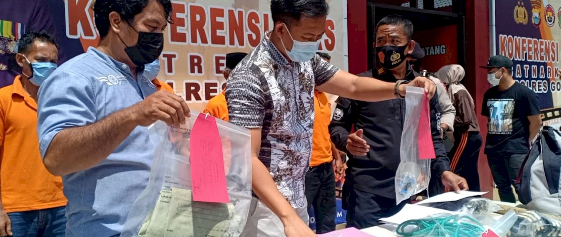 Kasat Reskrim Polres Gowa, AKB Boby Rachman bersama Kasubag Humas Polres Gowa, AKP M Tambunan (pakaian hitam), menunjukkan barang bukti. 