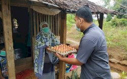 Meski Diguyur Hujan, ASN Setda Luwu Timur Tetap Jalankan Gerakan Jumat Berkah 