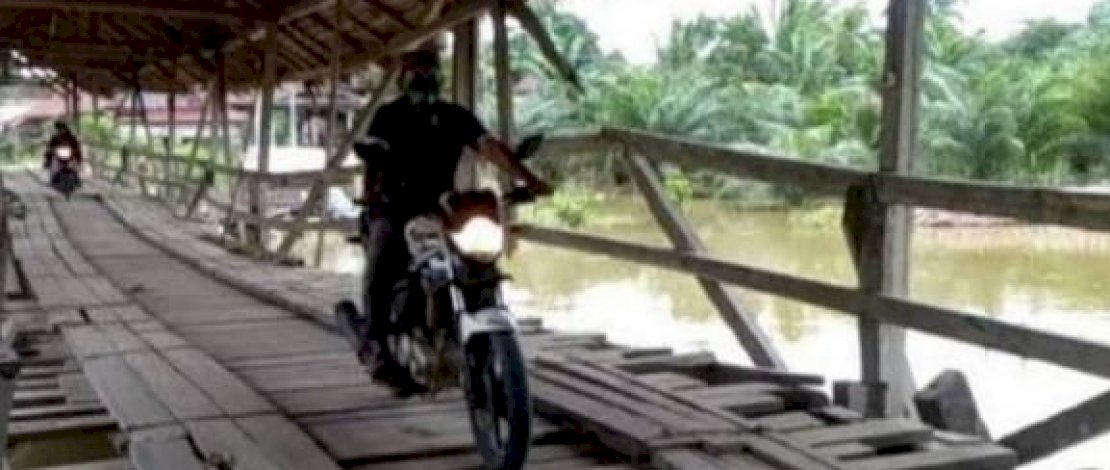 Jembatan berbayar, penghubung antara Desa Salujambu dengan Desa Lawewe, Kecamatan Baebunta Selatan, Kabupaten Luwu Utara.