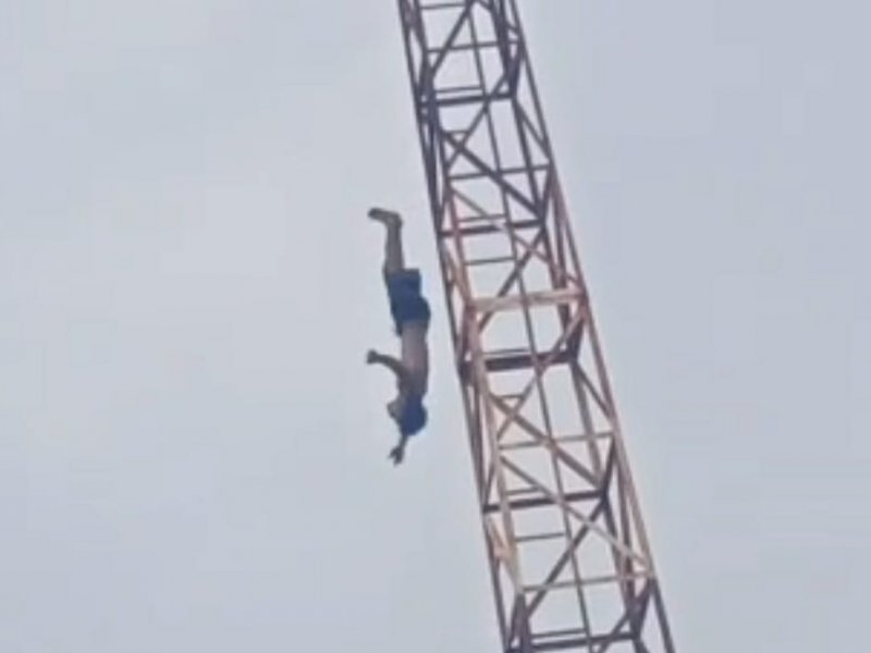 Detik-detik Seorang Pria Lompat dari Tower Pelelangan Ikan Sinjai Setinggi 25 Meter