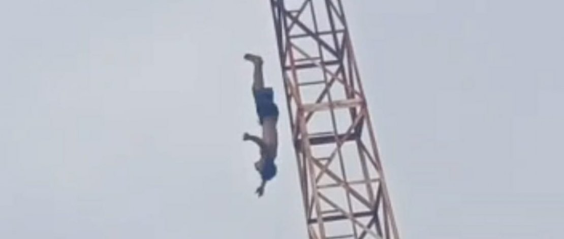Detik-detik seorang pria terjun dari tower.