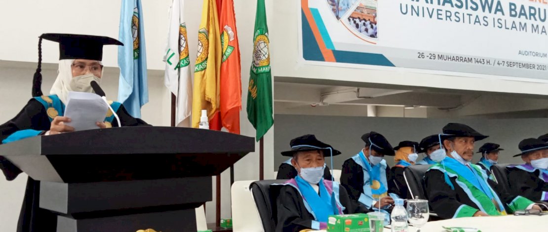 Rektor UIM, Dr Majdah M Zain saat membacakan sambutan di depan mahasiswa baru.