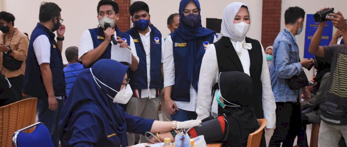 Ketua DPD Partai NasDem Kota Makassar Andi Rachmatika Dewi memantau  vaksinasi Covid-19 massal di Sekretariat Partai NasDem Kota Makassar.