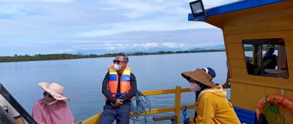 Bupati Lutim, Budiman menikmati suasana di atas perahu saat menuju Bulu Poloe, Desa Harapan, Kecamatan Malili, Sabtu (04/09/2021).