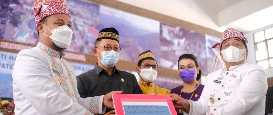Plt Gubernur Sulsel Andi Sudirman Sulaiman menyerahkan bantuan keuangan daerah senilai Rp 20 miliar, yang diterima Bupati Tana Toraja Theofillus Alloreeung, Minggu, 5 September 2021.