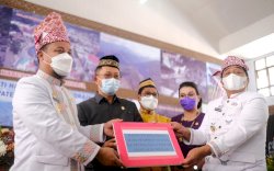 Hadiri HUT Tana Toraja, Plt Gubernur Bawa Bantuan Keuangan Senilai Rp 20 Miliar