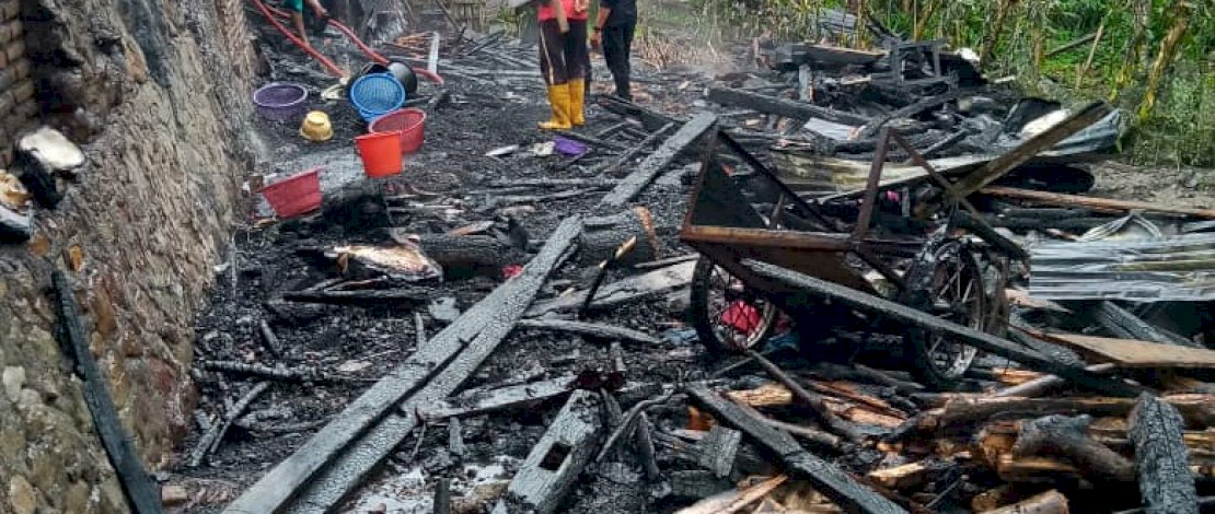 Puing-puing kebakaran rumah Kakek Sampar dan Nenek Sanapia di Bulukumba.