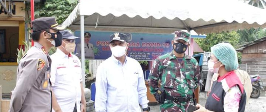  Bupati saat memantau Pos Pemeriksaan Covid-19 diwilayah perbatasan di Desa Harapan Kecamatan Malili, Minggu (05/09/2021).