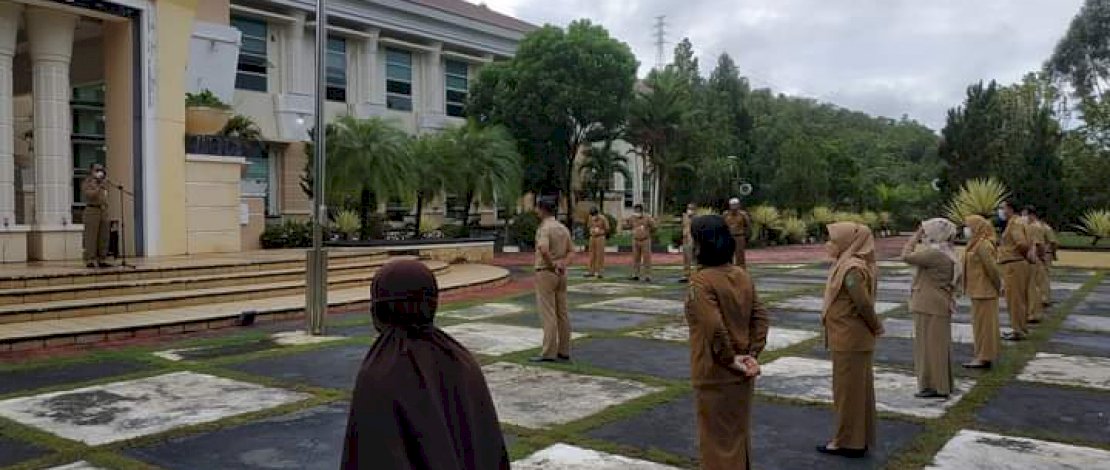 Suasana apel di Pemkab Lutim.