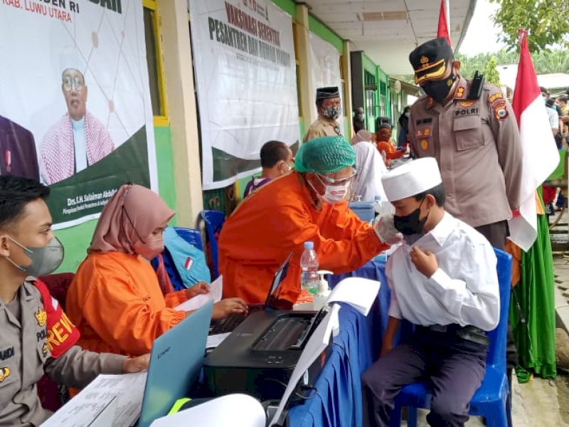 Warga Serbu Vaksin Merdeka Covid-19 Polres Luwu Utara di Ponpes Assadiyah
