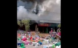 Kebakaran di Pajjaiang Sudiang, Wadah Plastik Berhamburan di Jalan