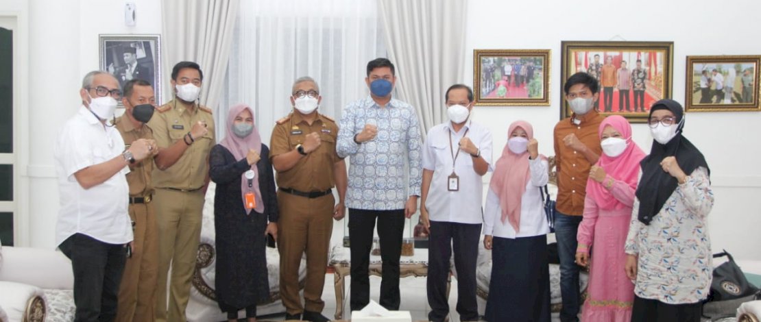 Bupati Gowa, Adnan Purichta Ichsan saat menerima Balai Prasarana Permukiman Wilayah Sulawesi Selatan di rumah jabatannya, Senin (6/9/2021).