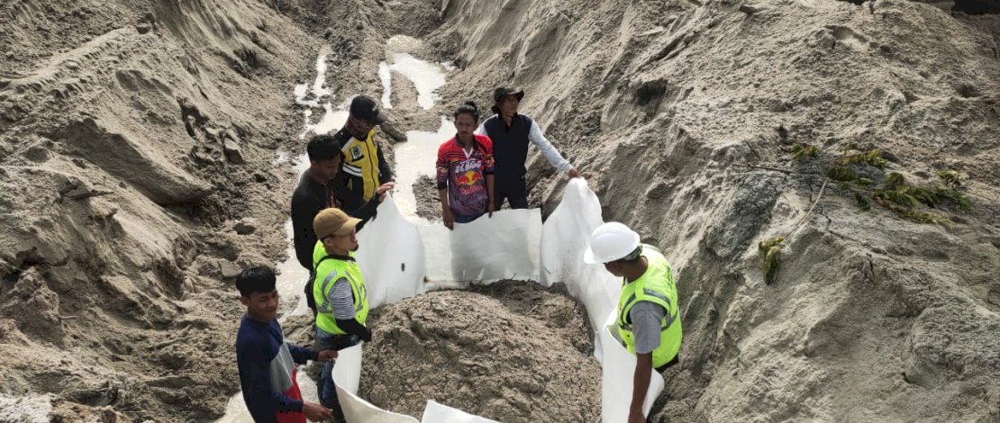 Pembangunan tanggul di Sungai Masamba, Luwu Utara.