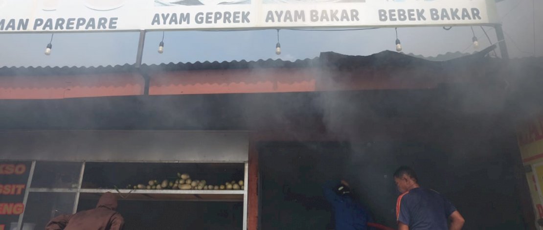 Tim Damkar Kota Parepare, berusaha memadamkan api di sebuah warung makan di Jl Jenderal Sudirman, Parepare.