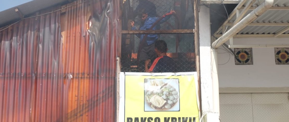 Tim Damkar Kota Parepare, berusaha memadamkan api di sebuah warung makan di Jl Jenderal Sudirman, Parepare.