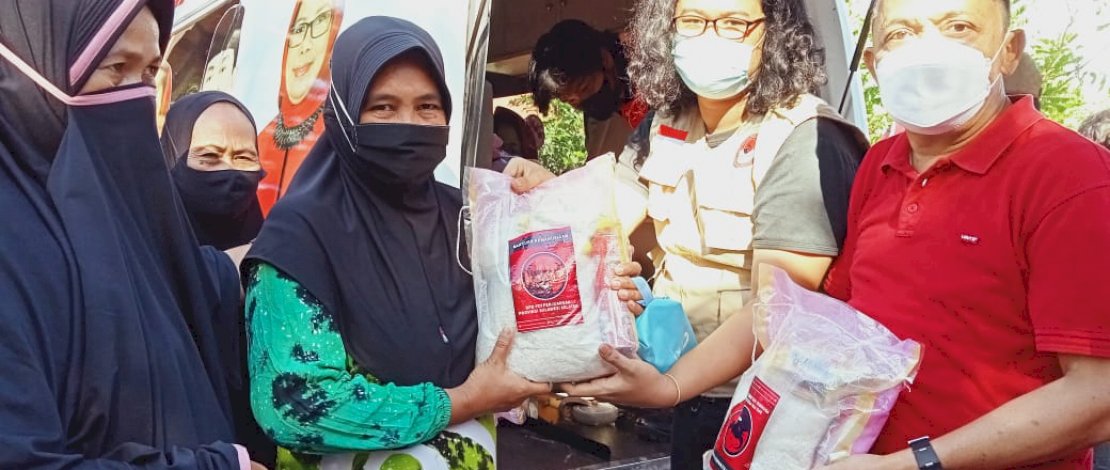 Badan Penanggulangan Bencana PDIP Sulsel bergerak cepat menyalurkan bantuan untuk korban terdampak banjir bandang di Kabupaten Wajo, yang terjadi sejak 29 Agustus 2021 lalu. 