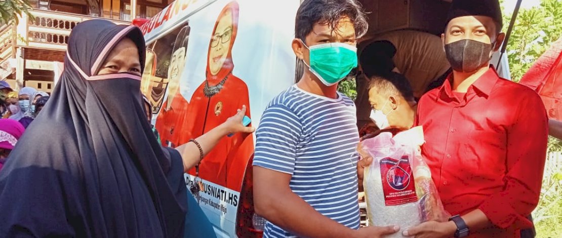 Badan Penanggulangan Bencana PDIP Sulsel bergerak cepat menyalurkan bantuan untuk korban terdampak banjir bandang di Kabupaten Wajo, yang terjadi sejak 29 Agustus 2021 lalu. 