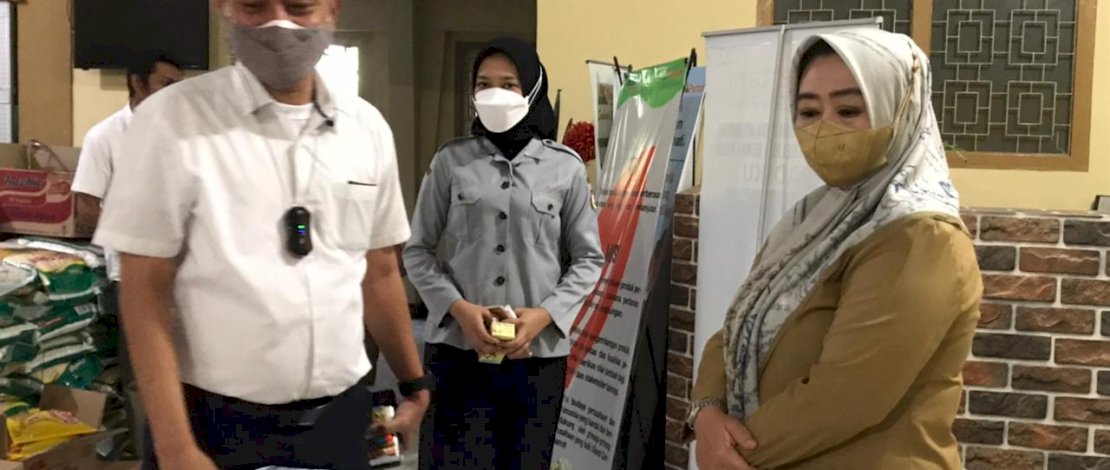 Pelaksana Tugas Kepala Dinsos Kota Makassar, Rusmayani Madjid, meninjau paket bansos yang akan disalurkan ke warga terdampak Covid-19.