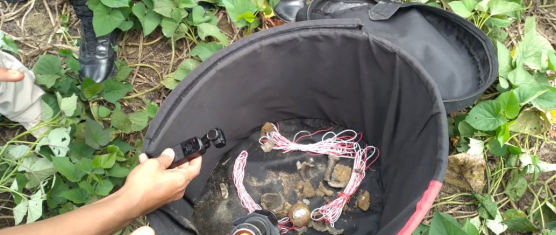 Tim Penjinak Bom Polda Sulsel, meledakkan granat yang ditemukan warga di Luwu Utara.
