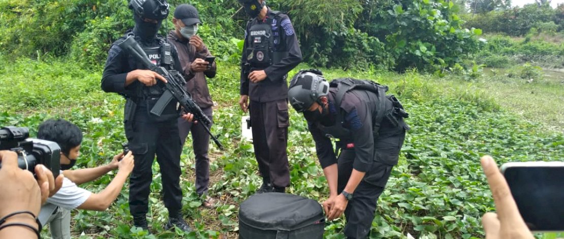 Tim Penjinak Bom Polda Sulsel, meledakkan granat yang ditemukan warga di Luwu Utara.