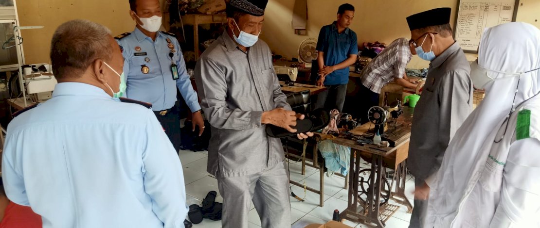 Barang-barang hasil kerajinan tangan para WBP Lapas Kelas IIA Bone.